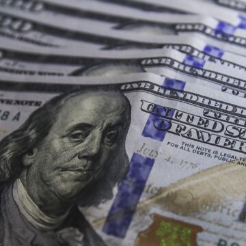 Dólar cai para R$ 5,09 e fecha no menor valor em duas semanas