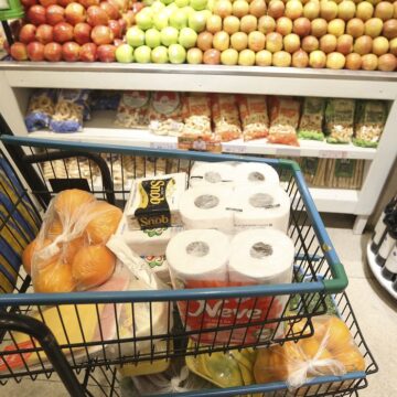 Com recuo de alimentos, inflação acumulada é menor para os com menos renda