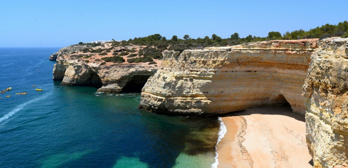 Uma viagem pelas maravilhas do Algarve e seus tesouros além-mar