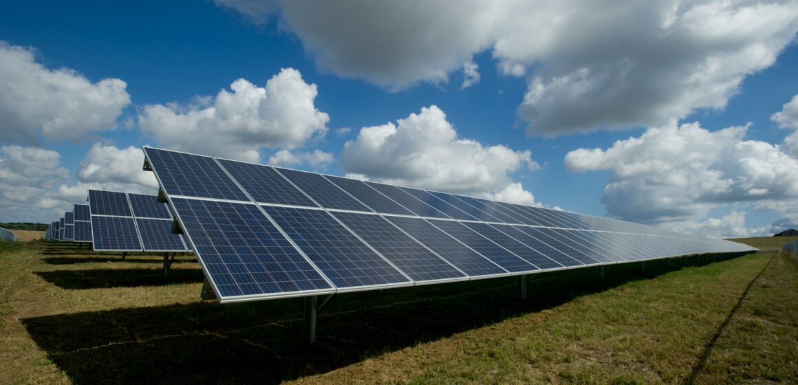 Usinas solares no Brasil alcançam 14 GW, igualando capacidade de Itaipu