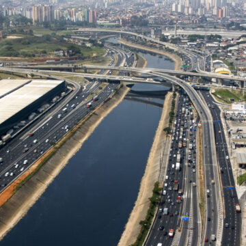 Amazon cria sistema inteligente para irrigação eficiente em plantações ao longo do Rio Tietê