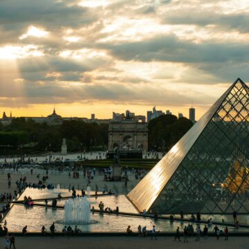 Louvre abre portas para a moda em exposição inédita