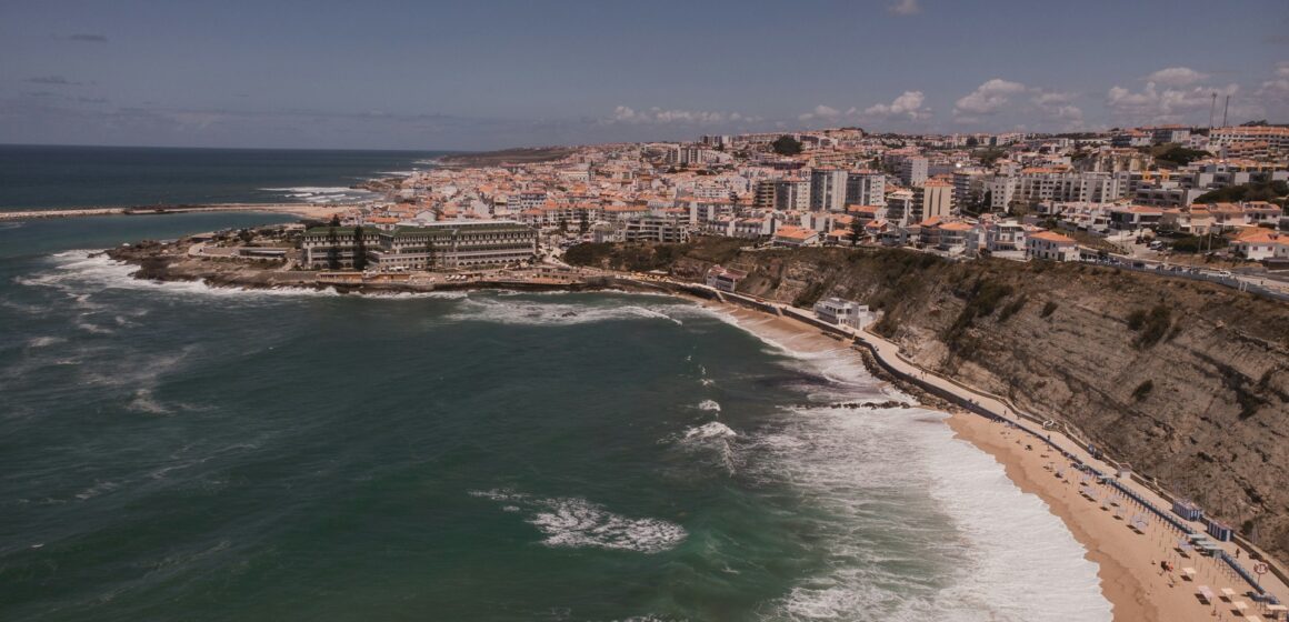 Ondas gigantes e vistas deslumbrantes fazem de Nazaré um destino único