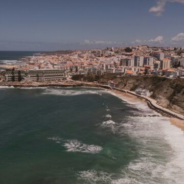 Ondas gigantes e vistas deslumbrantes fazem de Nazaré um destino único