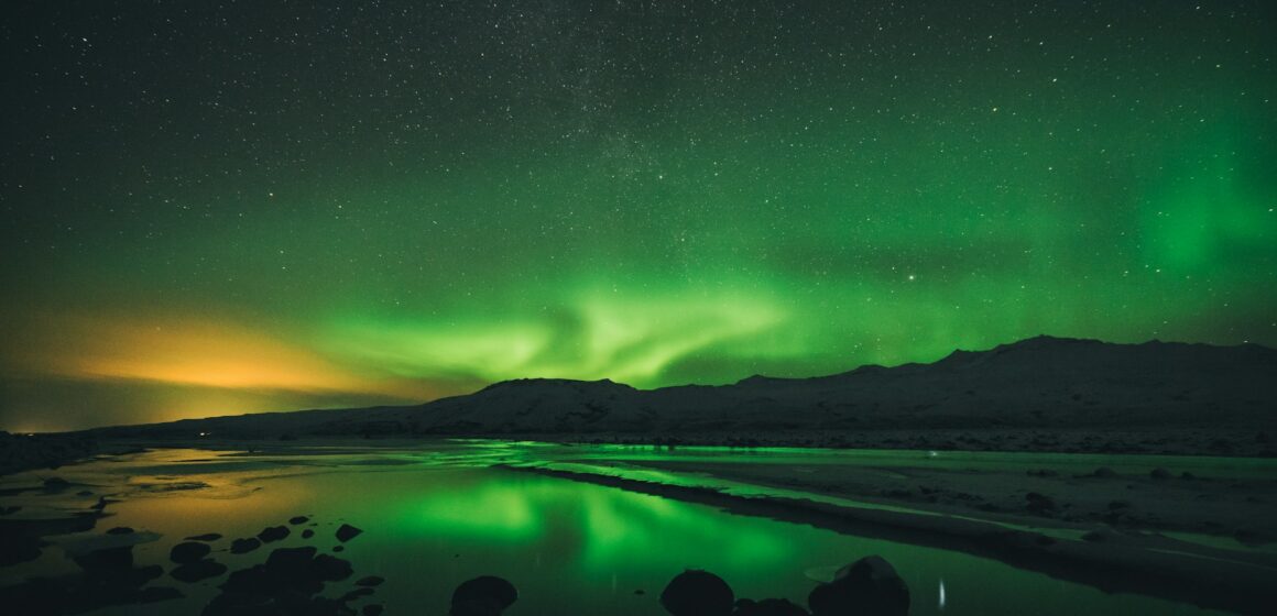 Tempestades solares prolongam show de auroras boreais