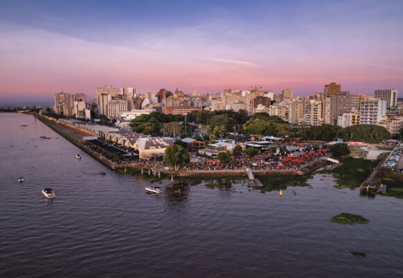 Cais Embarcadero, em Porto Alegre, anuncia reabertura de restaurantes