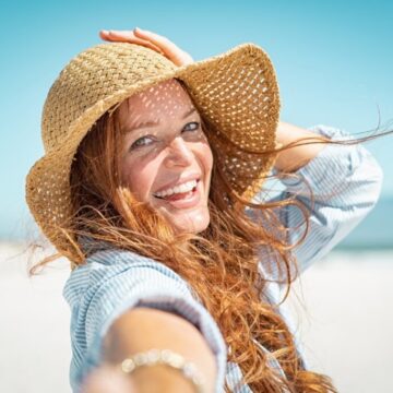 5 cuidados para ter com os cabelos na praia e na piscina