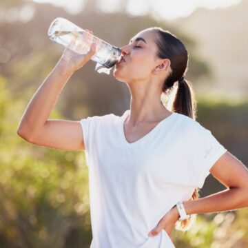 Veja como prevenir pedras nos rins durante o verão